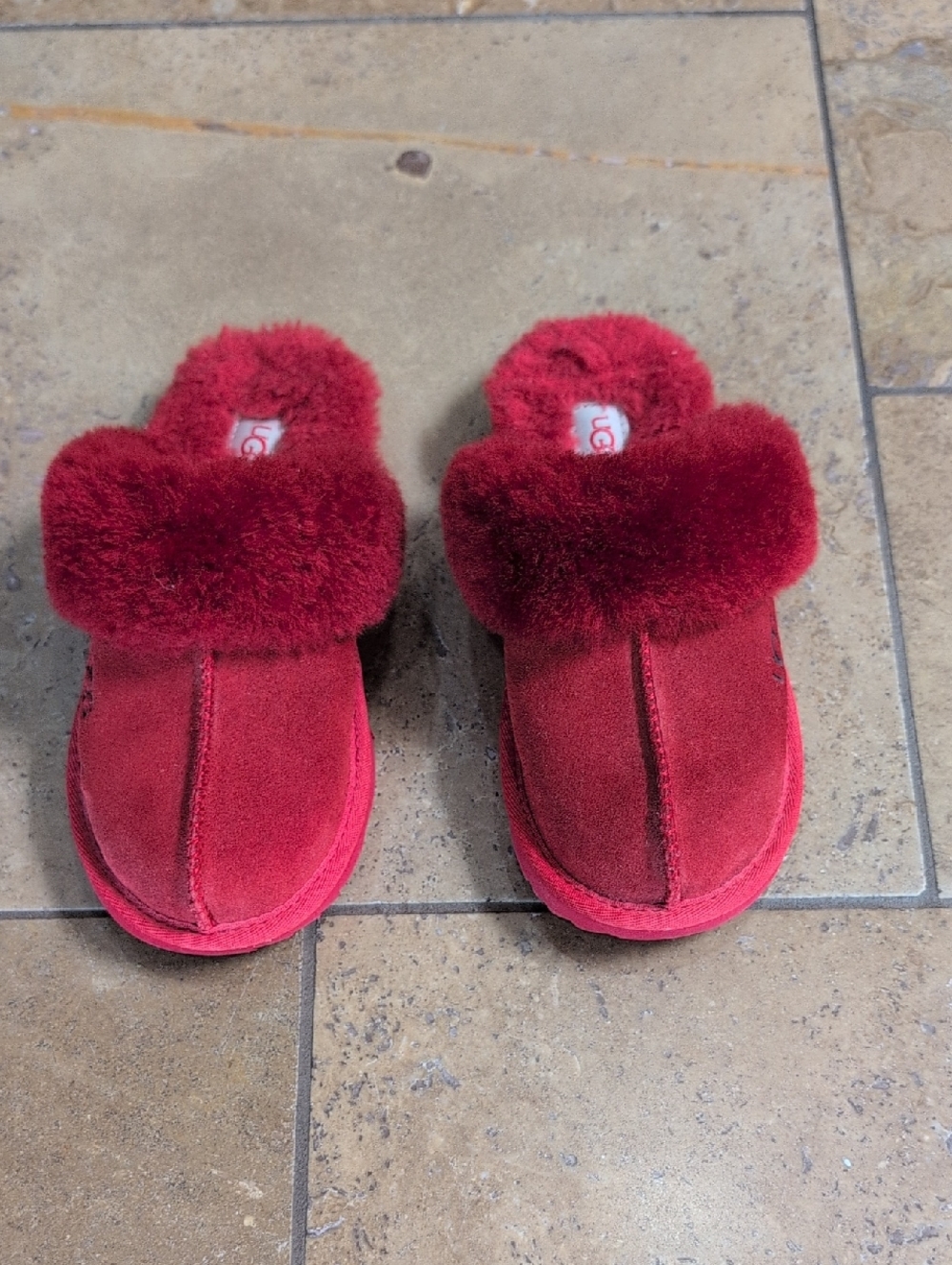 Ugg girl's slippers. Red. Size US 1.
